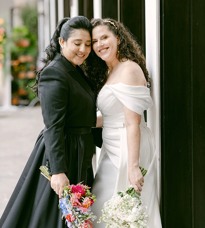 Novios en jardín