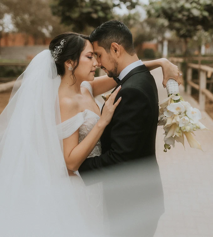 Novios celebrando